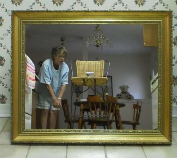 People Trying To Sell Mirrors Is The Most Hilarious Thing You Are Going 0768