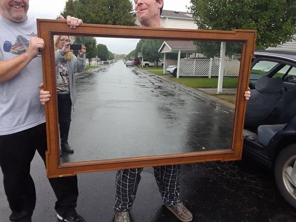 People Trying To Sell Mirrors Is The Most Hilarious Thing You Are Going 9105