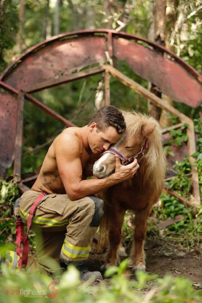 australian-firefighter-pose-with-animals-2019_18