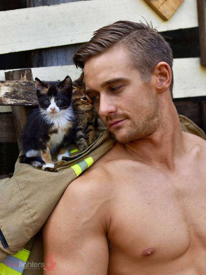 australian-firefighter-pose-with-animals-2019_2