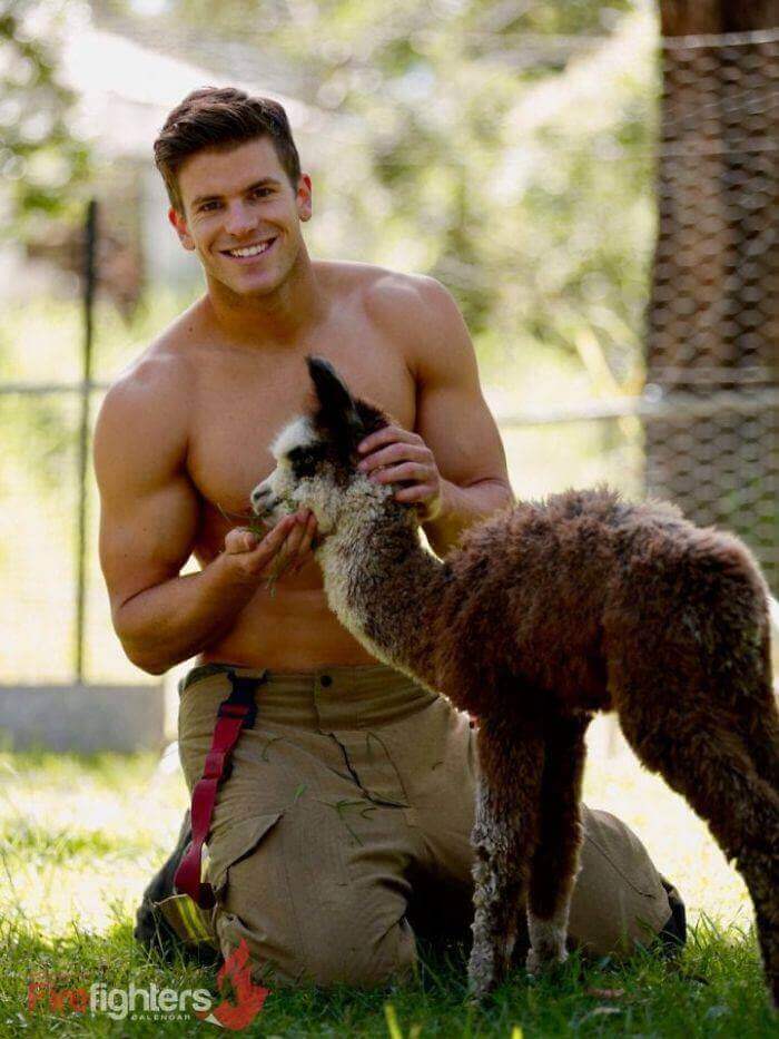 australian-firefighter-pose-with-animals-2019_22