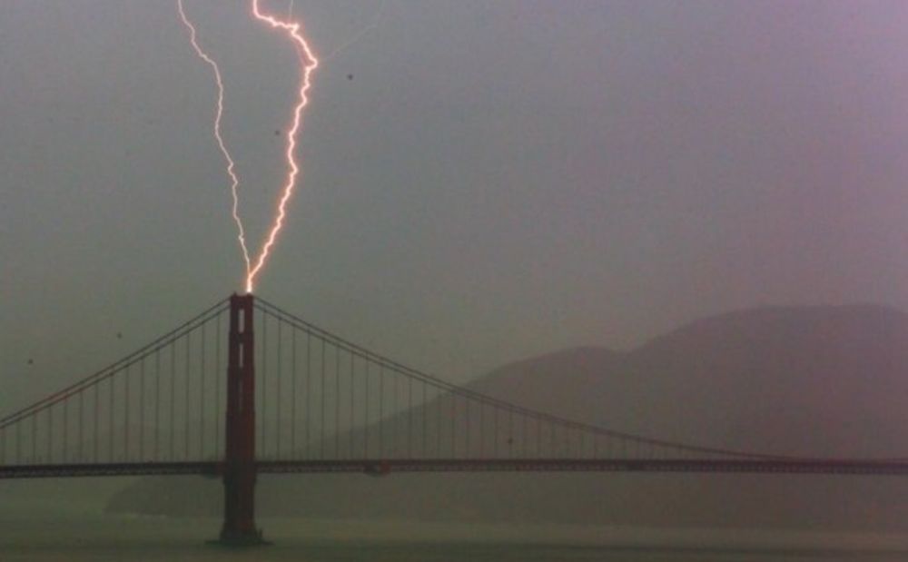 golden gate bridge lightning