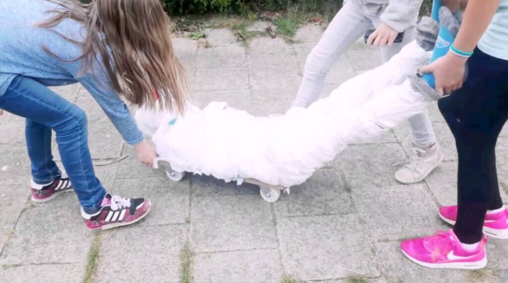 32 Funny Ways to Wake Someone Up